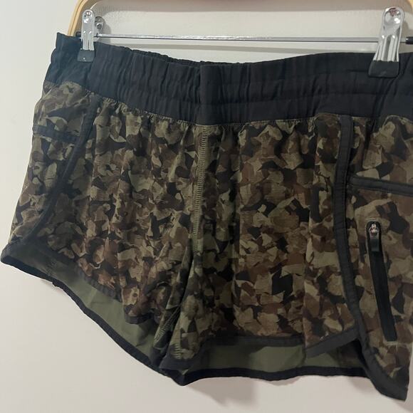 Lululemon Green & Black Camo Print Speed Shorts Size 8 - Picture 3 of 4